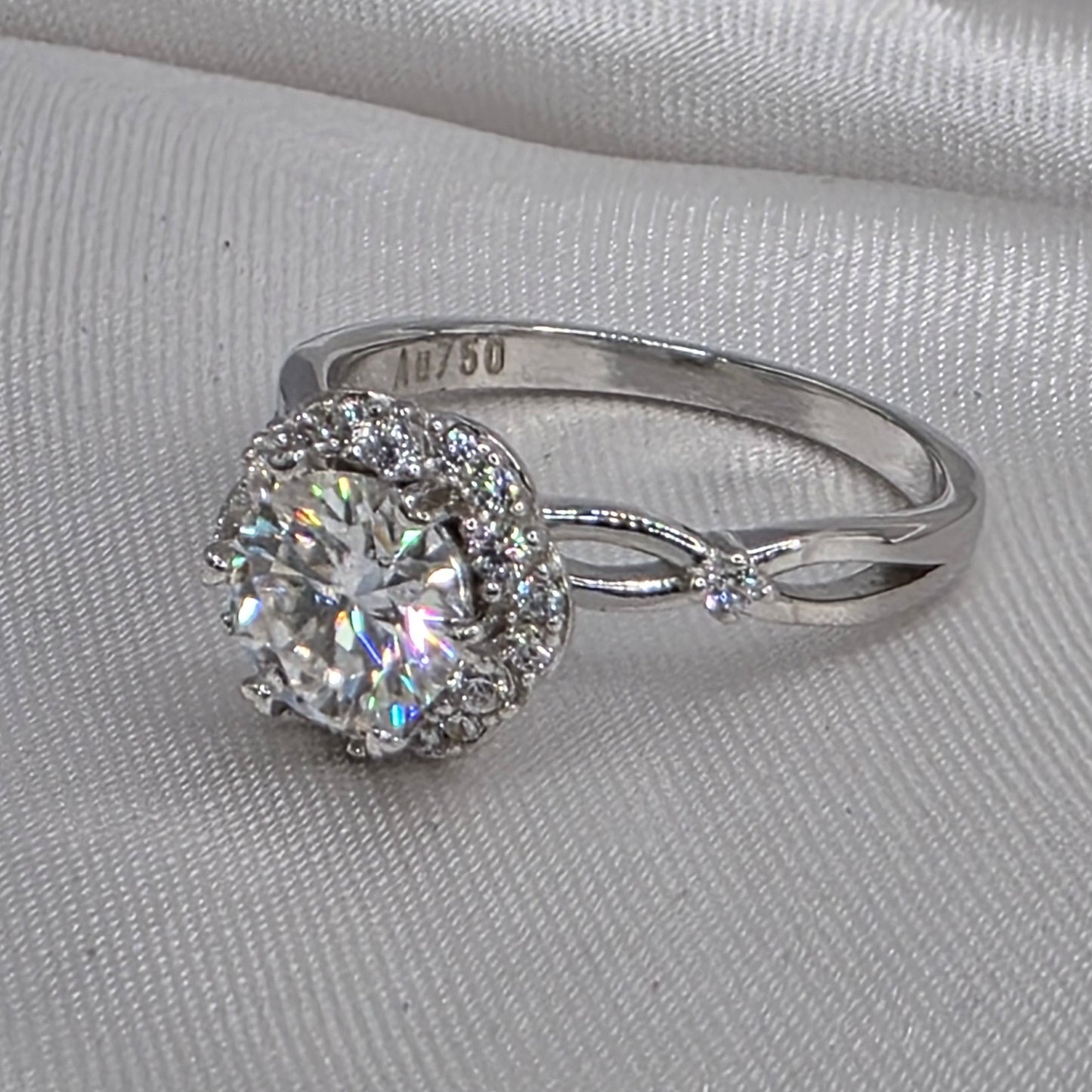 2 ctw Raised halo setting, 18k size 6.5