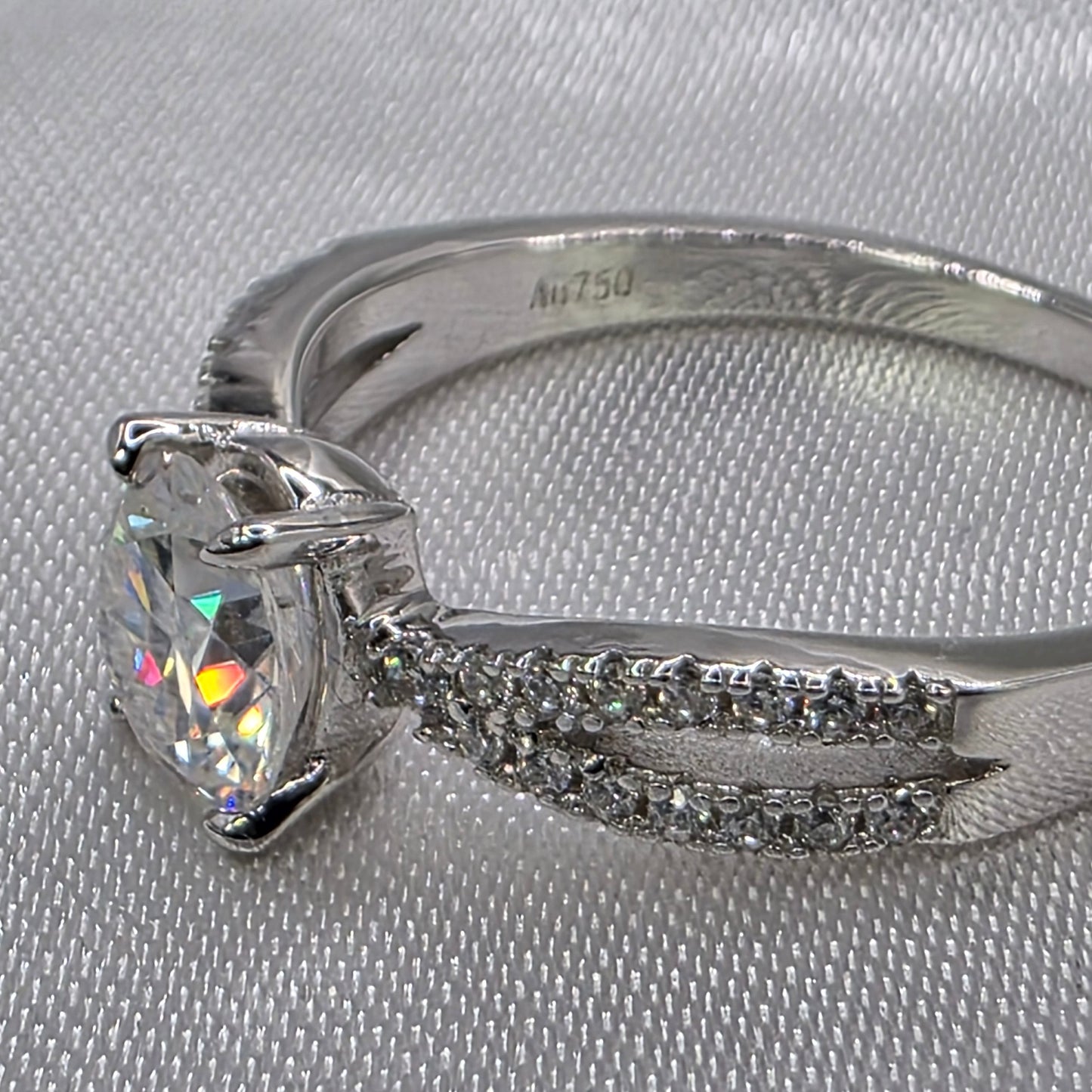 1 ctw Moissanite 18K, size 8