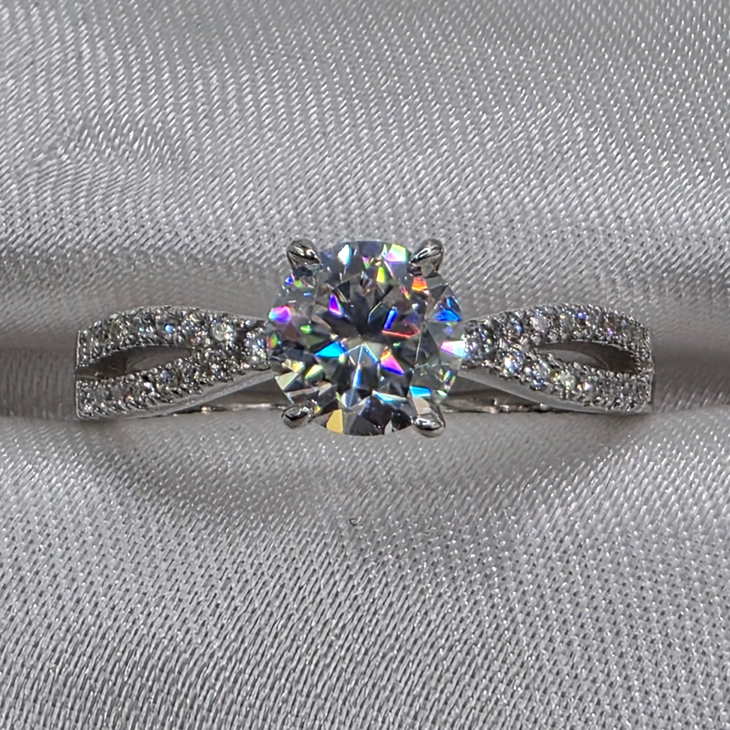 1 ctw Moissanite 18K, size 8