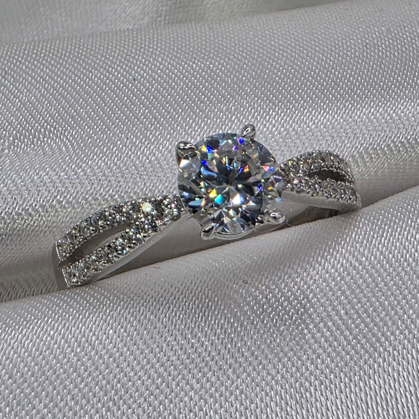 1 ctw Moissanite 18K, size 8