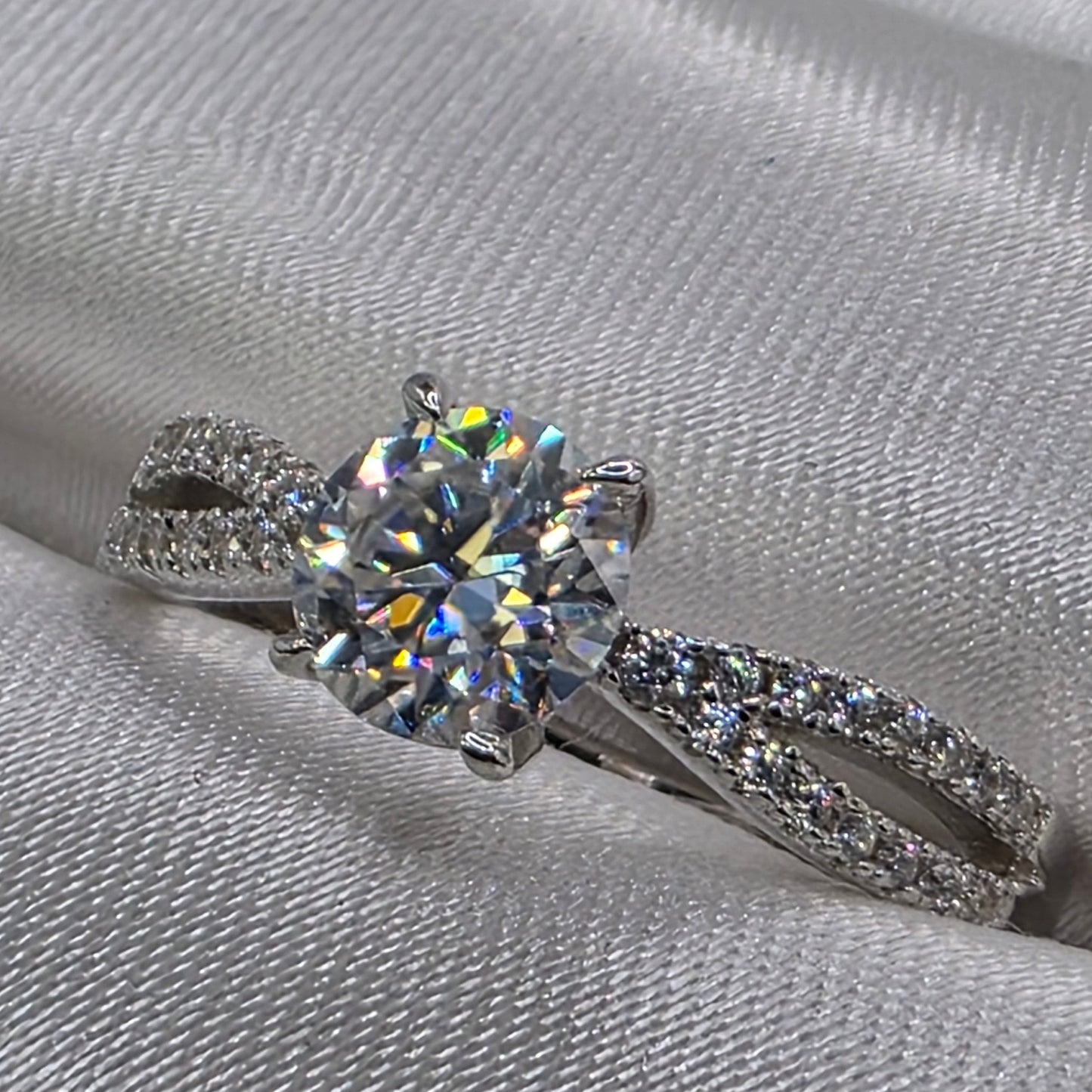 1 ctw Moissanite 18K, size 8