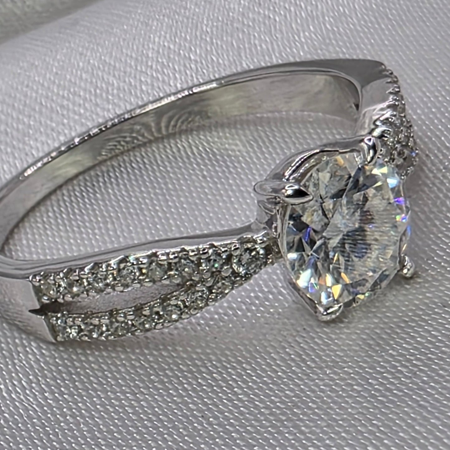 1 ctw Moissanite 18K, size 8