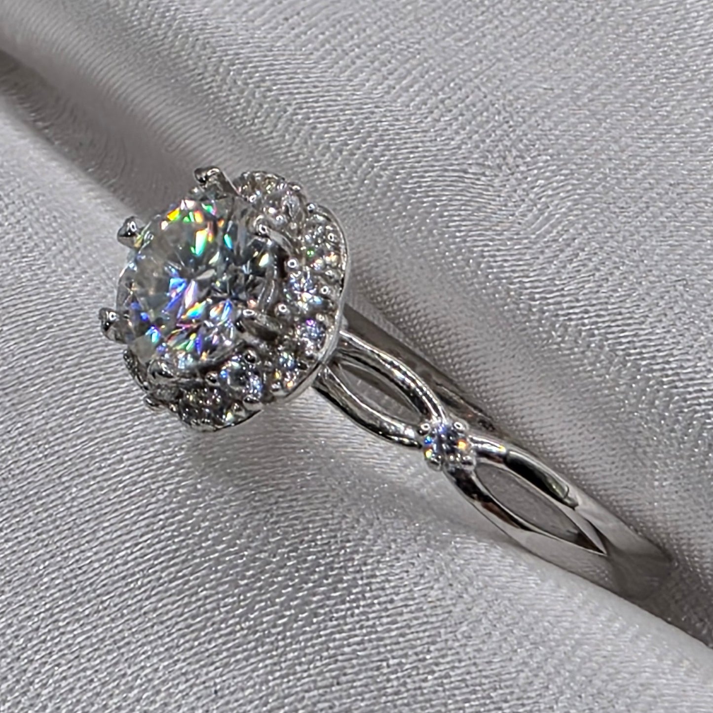 2 ctw Raised halo setting, 18k size 6.5