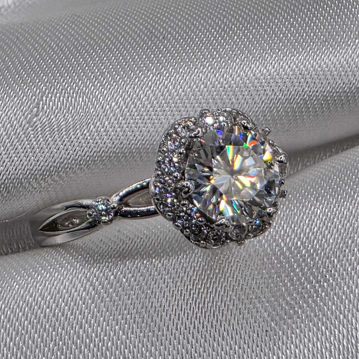 2 ctw Raised halo setting, 18k size 6.5