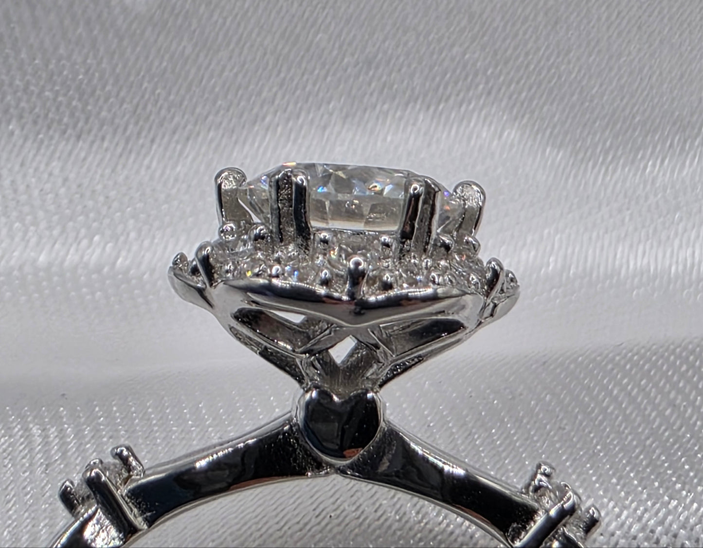 2 ctw Raised halo setting, 18k size 6.5
