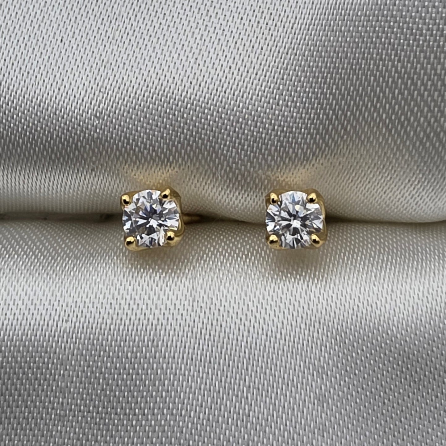 0.5 ctw yellow gold Moissanite SB